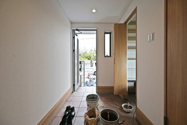 エムズガーデン西難波町4丁目新築一戸建│3SLDK+並列駐車2台可の玄関|1階玄関の内観写真です。シューズインクロークを備えた収納量・動線ともに優れた設計。