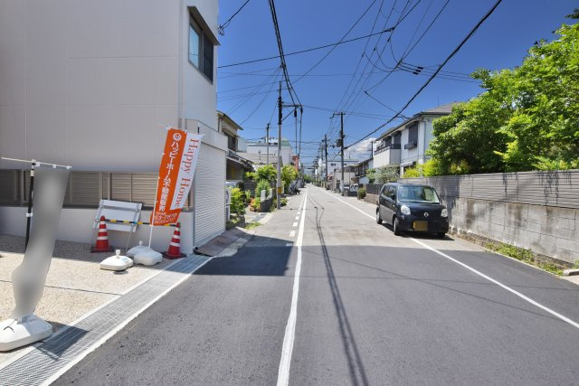 エムズガーデン西難波町4丁目新築一戸建│3SLDK+並列駐車2台可の前面道路含む現地写真|前面道路は北側7.2ｍ公道です。