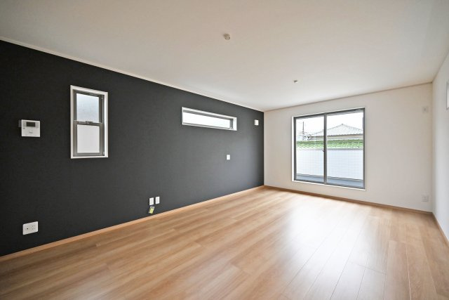 エムズガーデン西難波町4丁目新築一戸建│3SLDK+並列駐車2台可の居間・リビング|悠々とした広さを確保した空間に、多方向に設けた窓から光が差し込み、明るくのびやかなライフシーンを演出。明るく爽やかな暮らしを育めます。