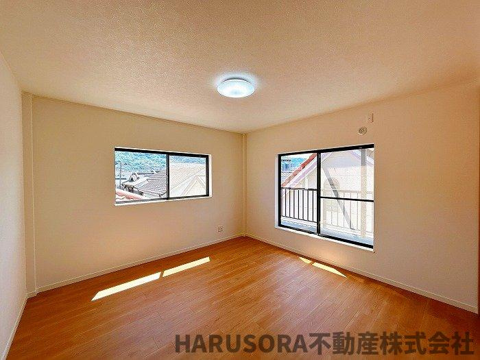 東大阪市昭和町　３階建の洋室
