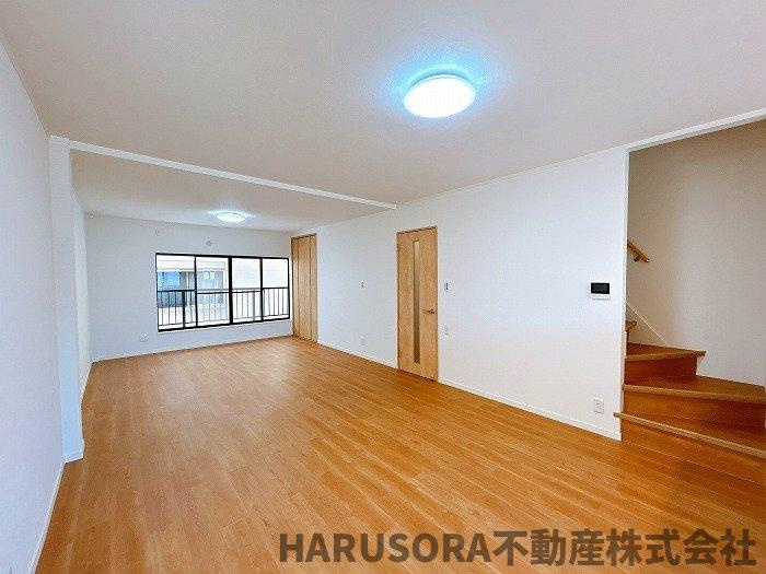 東大阪市昭和町　３階建の居間・リビング