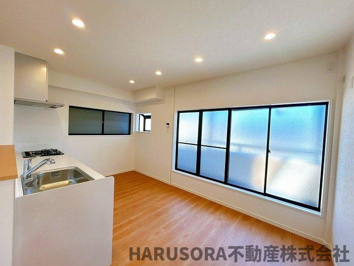 東大阪市昭和町　３階建の居間・リビング