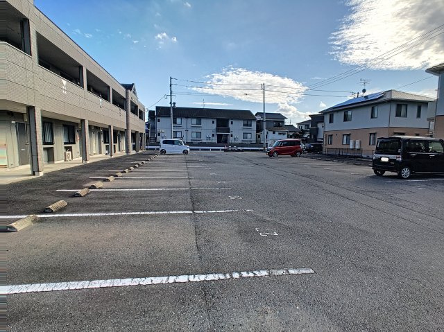 直方市大字頓野のアパートの駐車場