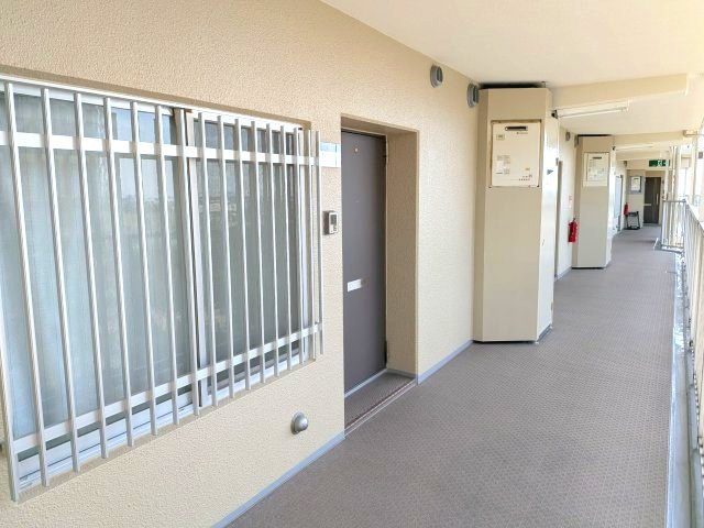 ファミリープラザ泉北光明池B棟6階の玄関