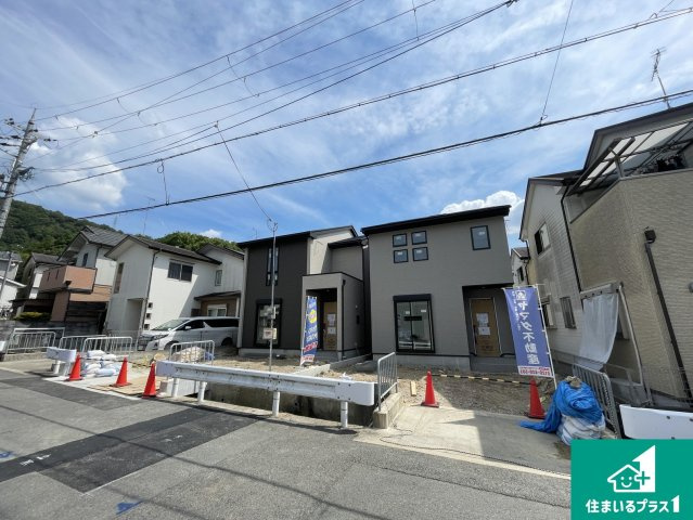 京都市伏見区日野西大道町　新築一戸建ての外観|周辺は落ち着いた街並みの住宅地！子育てがしやすい住環境です！まだ未完成ですが、現地でしかわからない事もございます。是非一度ご覧ください。
