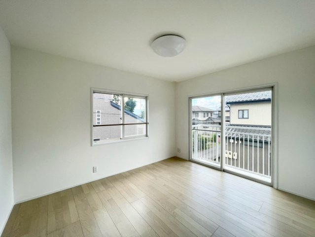 安曇野市三郷明盛の洋室|日当たり風通しともに良好！明るく朝を迎えられるつくりになっています♪￥
