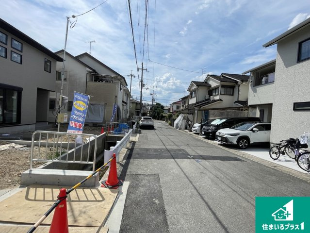 京都市伏見区日野西大道町　新築一戸建ての前面道路含む現地写真|周辺は落ち着いた街並みの住宅地！子育てがしやすい住環境です！まだ未完成ですが、現地でしかわからない事もございます。是非一度ご覧ください。
