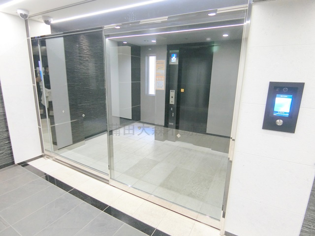 ロアール千鳥町駅前のエントランス|防犯カメラTVモニター付オートロック宅配BOXメールBOX管理人室