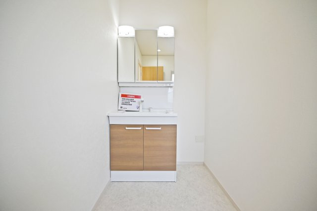 箕面市牧落5丁目中古戸建｜駐車一台可（制限有）の独立洗面台|三面鏡裏にはスキンケア化粧品や整髪料などの小物を、洗面ボウル下にはタオルなどを収納できます。