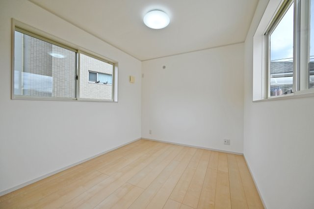 箕面市牧落5丁目中古戸建｜駐車一台可（制限有）の子供部屋|洋室約6.2帖
2面採光で明るいお部屋です。