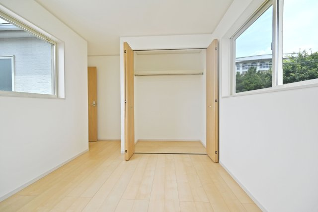 箕面市牧落5丁目中古戸建｜駐車一台可（制限有）の収納|洋室約6.2帖
クローゼット完備です。