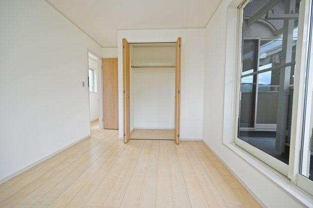 箕面市牧落5丁目中古戸建｜駐車一台可（制限有）の収納|洋室約6.5帖
クローゼット完備です。