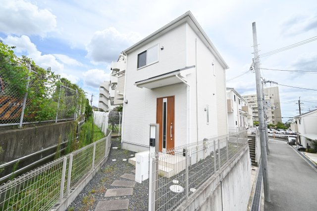 箕面市牧落5丁目中古戸建｜駐車一台可（制限有）の外観|阪急箕面線「牧落」駅徒歩11分。2026年2月リフォーム済み物件になります。いつでも室内を見学して頂けますので見学をご希望の方はお気軽にお問い合わせください。