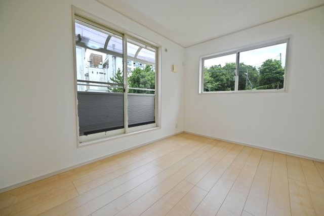 箕面市牧落5丁目中古戸建｜駐車一台可（制限有）の寝室|洋室約6.7帖
主寝室想定のお部屋になります。