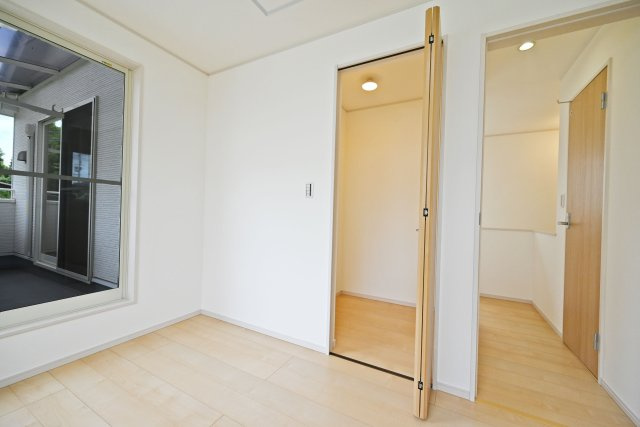 箕面市牧落5丁目中古戸建｜駐車一台可（制限有）の収納|洋室約6.7帖
ウォークインクローゼット付なので普段使いの衣類はもちろん、季節ものや趣味のアイテムまでまとめて収納できます。