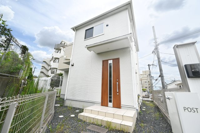 箕面市牧落5丁目中古戸建｜駐車一台可（制限有）の外観|いつでも室内を見学して頂けますので、お気軽にお問い合わせください。