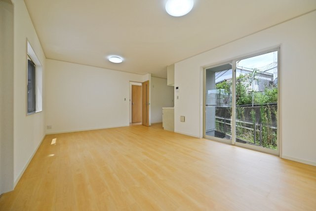 箕面市牧落5丁目中古戸建｜駐車一台可（制限有）のダイニング|大きく開いた窓から明るい陽射しが差し込むリビングダイニングは家族みんなの寛ぎ空間です。