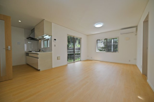 箕面市牧落5丁目中古戸建｜駐車一台可（制限有）の居間・リビング|約16.1帖のLDKはダイニングテーブルとソファーセットを配置しても余裕の広さ。家族全員が十分に寛げる空間が確保されています。