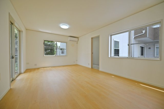 箕面市牧落5丁目中古戸建｜駐車一台可（制限有）の居間・リビング|家具の配置がしやすい形状のリビングダイニングなので、実際の生活をイメージしやすいのが◎お好みのインテリアをコーディネートするのが楽しみですね。
