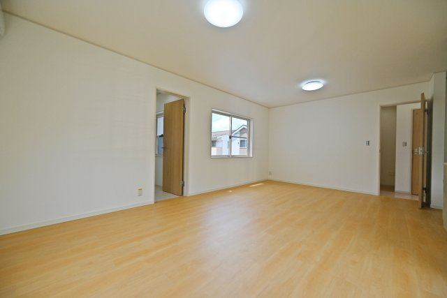 箕面市牧落5丁目中古戸建｜駐車一台可（制限有）の居間・リビング|リビング全体を見渡せる形状なので家族間のコミュニケーションもスムーズに進みます。