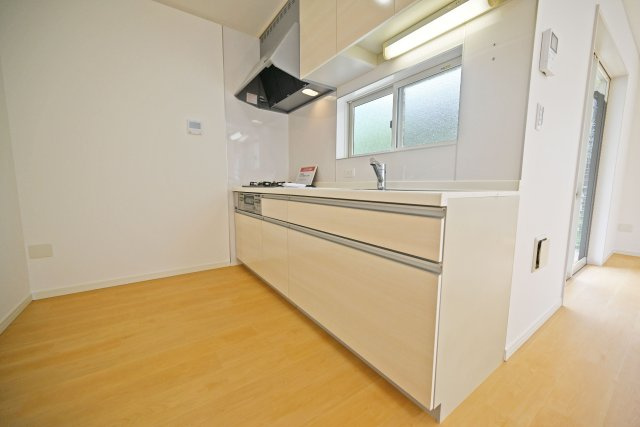 箕面市牧落5丁目中古戸建｜駐車一台可（制限有）のキッチン|独立型のキッチンはお料理に集中できます。目の前に採光用と換気用の窓があるのでお料理中に出た煙も素早く室内にだすことができます。