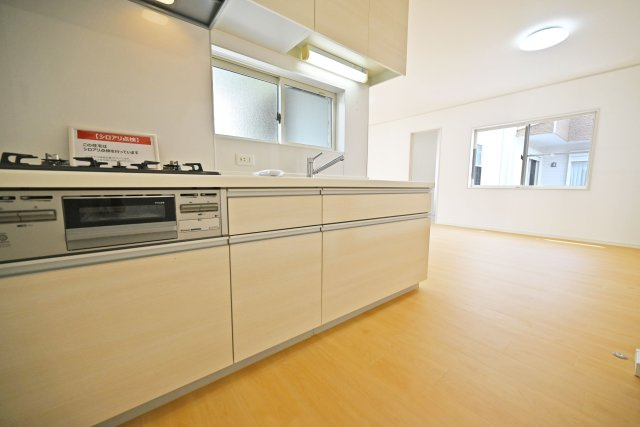 箕面市牧落5丁目中古戸建｜駐車一台可（制限有）のキッチン|お料理をしながら家族とのコミュニケーションを図れるので色々と会話も弾みます。学校での出来事や職場での話など話題は尽きません。