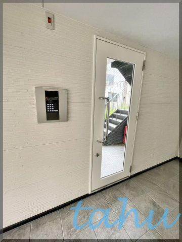 荒川区荒川５丁目の賃貸マンションのエントランス