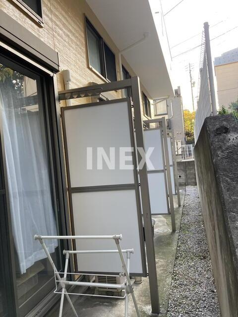 横浜市鶴見区岸谷２丁目のアパートのバルコニー