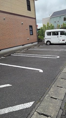 シャルマンヒロ壱番館の駐車場