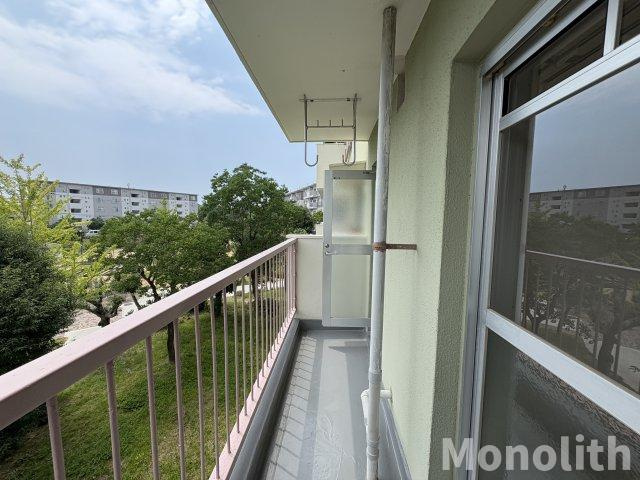 鶴山台12号棟のバルコニー