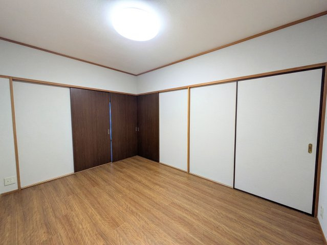 ジョイフルプラザ湊町の洋室|2面を機能的な収納や間仕切りに囲まれた洋室。生活動線に合わせて扉の開閉をスムーズに行えます。