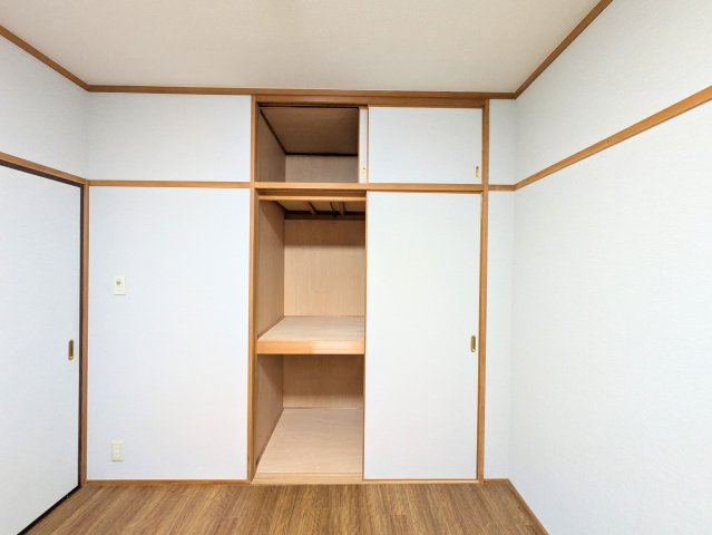 ジョイフルプラザ湊町の収納|お布団や大きな衣装ケースも楽々収納できる深い奥行き。上下段に分かれており、整理整頓が捗ります。