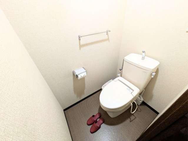 ジョイフルプラザ湊町のトイレ|温水洗浄便座付きのトイレは、お掃除がしやすいシンプルなデザインで、衛生的な空間を保てます。