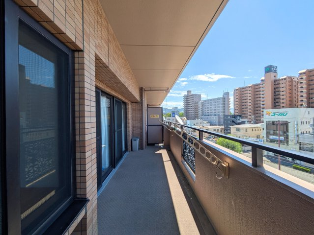 ジョイフルプラザ湊町のその他|たっぷり干せるワイドなバルコニー。お洗濯はもちろん、外の空気を吸ってリフレッシュするのにも好適です。