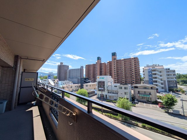 ジョイフルプラザ湊町の展望|青空が心地よく広がる開放的な眺望。前面を遮る建物がなく、心地よい陽射しと風をたっぷり感じられます。