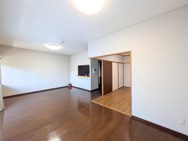 ジョイフルプラザ湊町の居間・リビング|家族との会話が弾む対面式カウンターを採用。家具のレイアウトもしやすい開放的でゆとりある空間です。