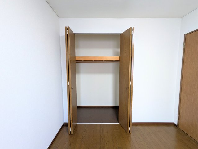 ジョイフルプラザ湊町の収納|枕棚とハンガーパイプが付いた機能的なクローゼット。丈の長い衣類や季節の荷物もすっきりと収まります。