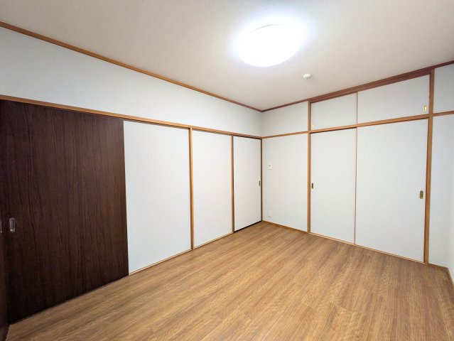 ジョイフルプラザ湊町の洋室|木の温もりに包まれる落ち着いた雰囲気の洋室。独立性が高く、寝室やワークスペースにもおすすめです。