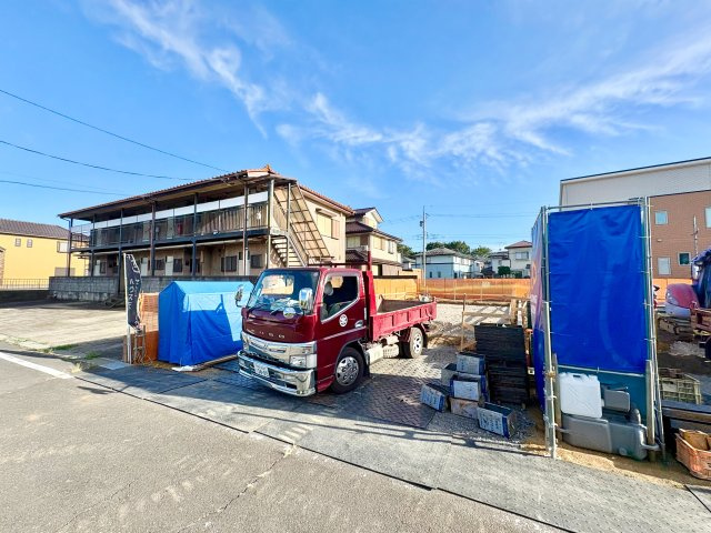《仲介手数料半額》坂戸市芦山町5期　2号棟の前面道路含む現地写真