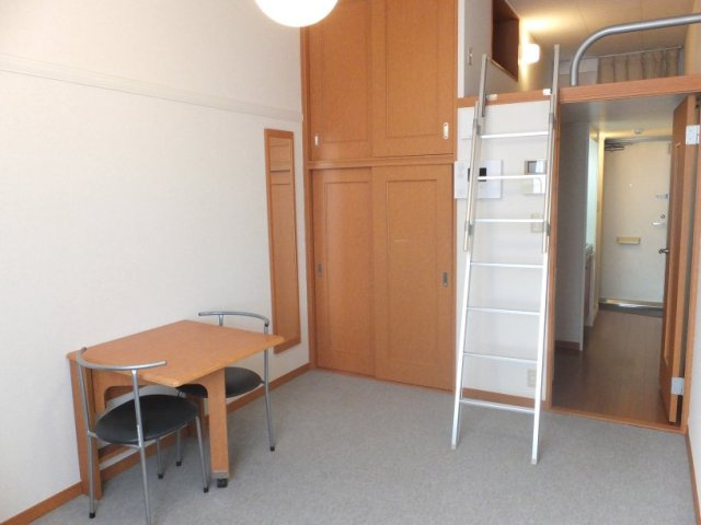 【寝室】 | レオパレス吉幸 | テーブルをたたむこともできます