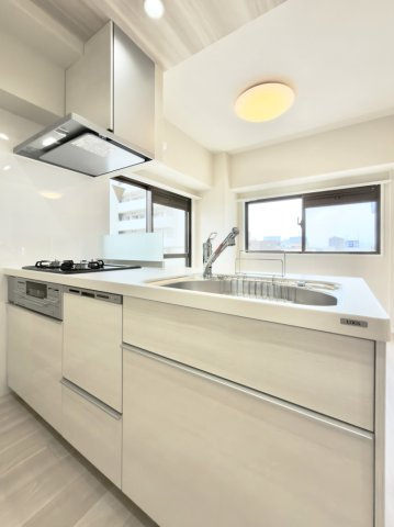 藤沢ダイカンプラザのキッチン|3口ガスコンロのシステムキッチンです。食器洗乾燥機付き、後片付けもラクラクこなせて、環境に優しい設備