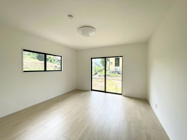 安曇野市明科中川手の洋室|日当たり風通しともに良好！明るく朝を迎えられるつくりになっています♪