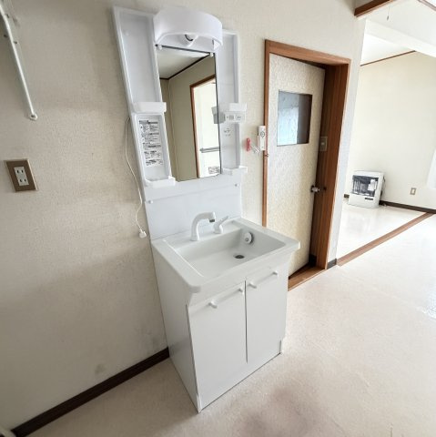 登別市片倉町4丁目28-2戸建の洗面所|脱衣スペースもあります