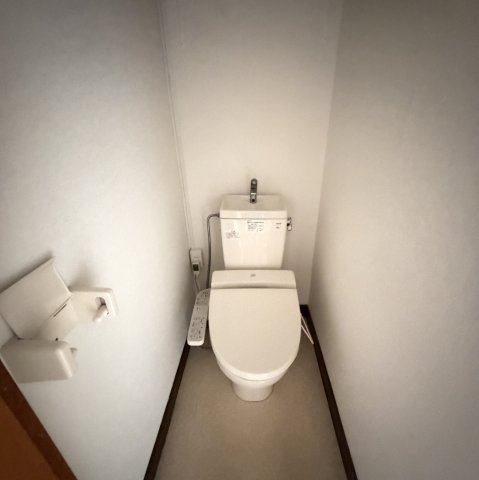 登別市片倉町4丁目28-2戸建のトイレ|落ち着いた色調のトイレです