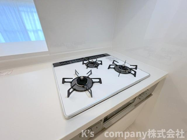 ●茅ヶ崎市香川1丁目　ライトタウン茅ヶ崎2号棟のキッチン|三口ガスコンロでお料理の幅が広がります◇