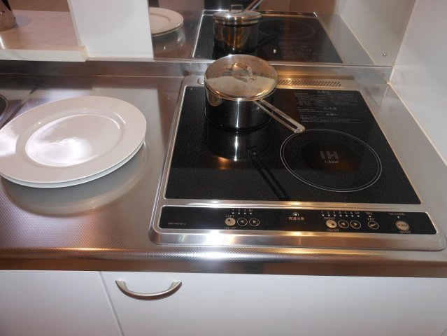 レオネクスト駒止のキッチン|ＩＨコンロ　食器及び調理器具は付属しません