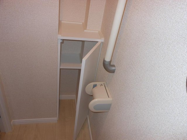 レオネクスト駒止のその他|トイレ収納。出しておきたくない清掃用具の収納にぴったりです。