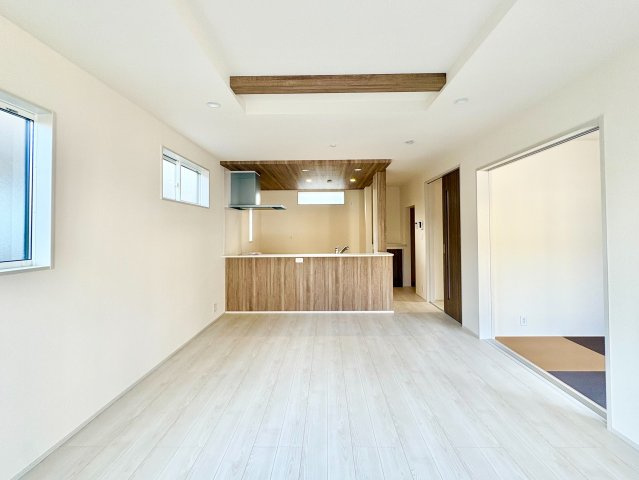《仲介手数料半額》坂戸市元町全4棟　2号棟の居間・リビング|LDK17帖