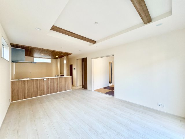 《仲介手数料半額》坂戸市元町全4棟　2号棟の居間・リビング|LDK17帖