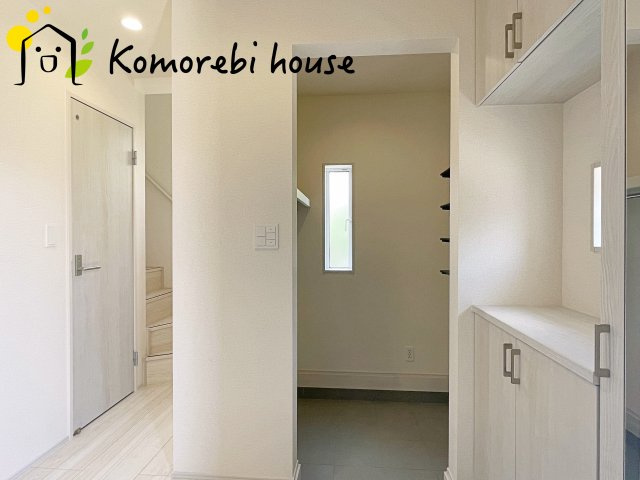 蓮田市関山3丁目　新築一戸建て　ブルーミングガーデン　01の玄関|きれいな玄関です